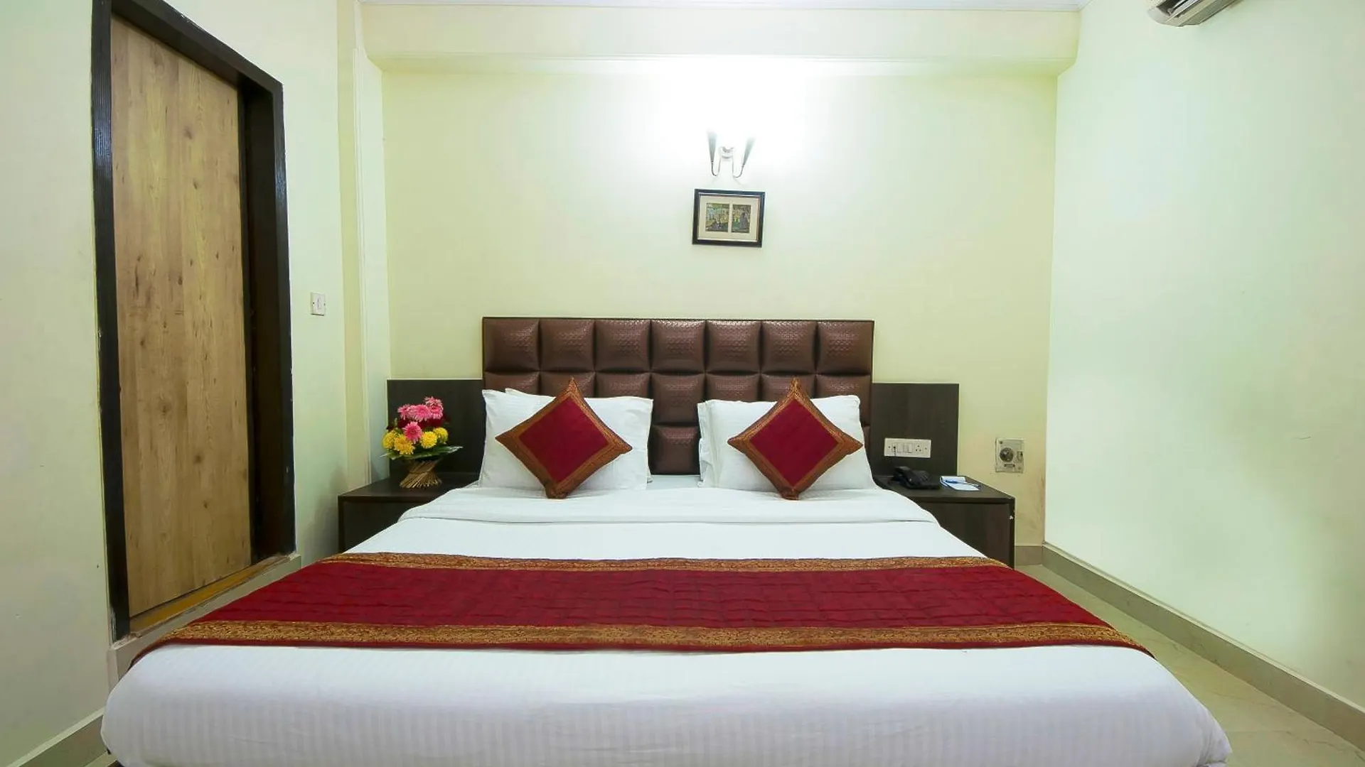 Capital O 2382 Hotel White House Continental Delhi
