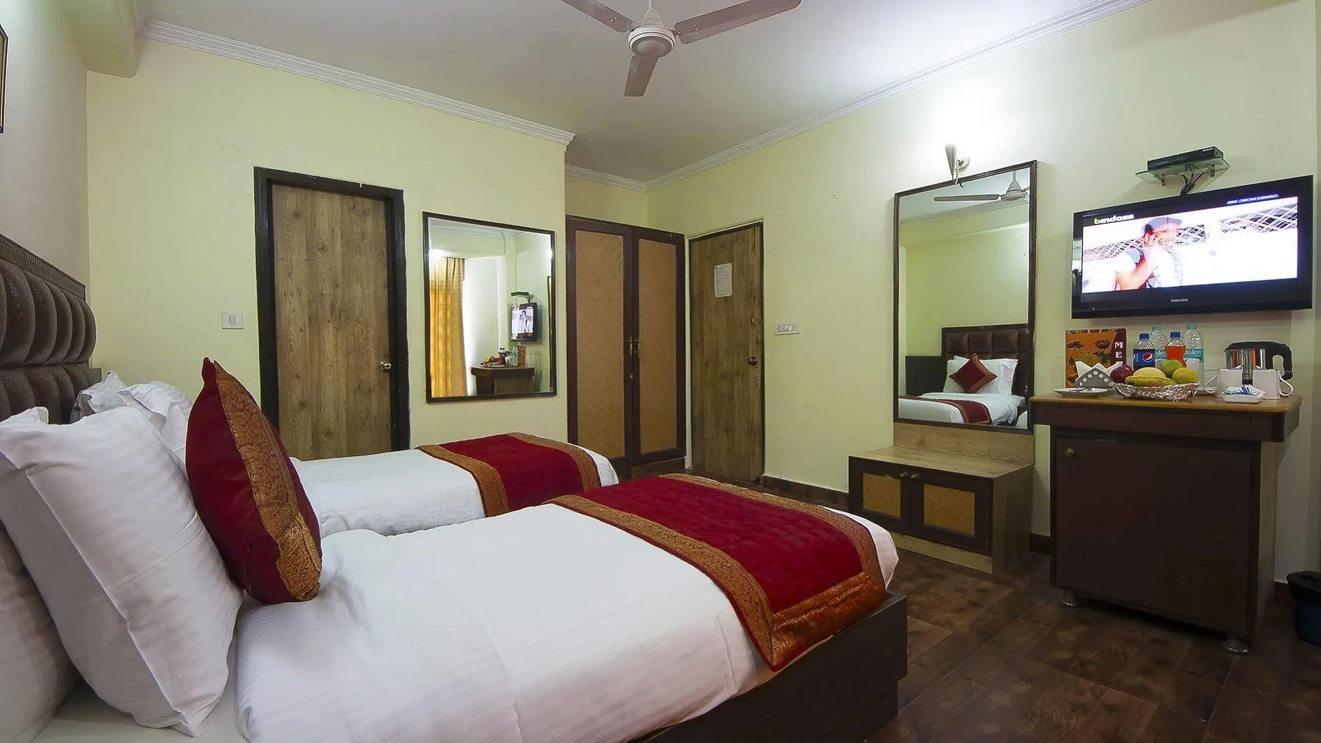 Capital O 2382 Hotel White House Continental Delhi